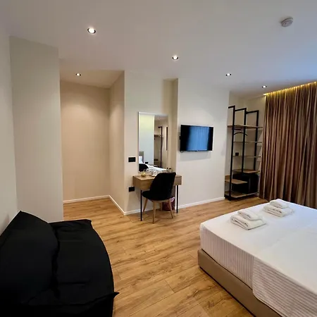 Andi Downtown Deluxe