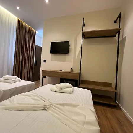 Andi Downtown Deluxe *