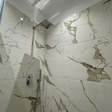 Andi Downtown Deluxe *