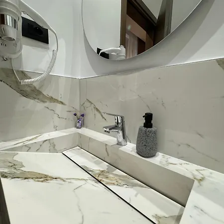 Andi Downtown Deluxe * Vlorë