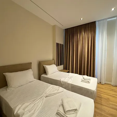 Andi Downtown Deluxe *