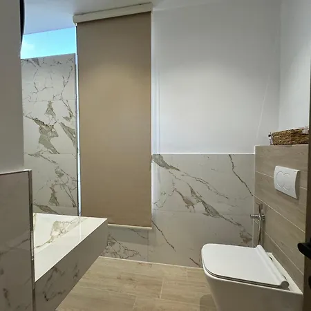 Andi Downtown Deluxe *