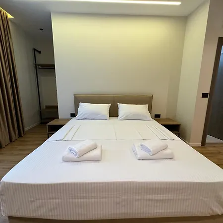 Andi Downtown Deluxe