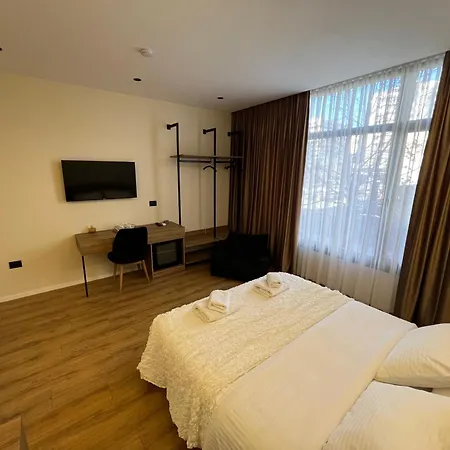 Andi Downtown Deluxe