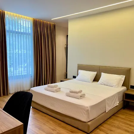 Andi Downtown Deluxe *